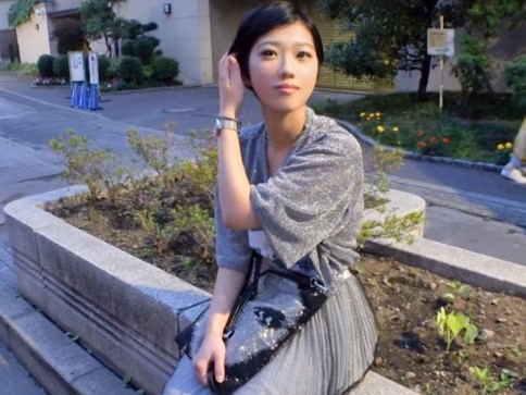 【フェラ】ナンパしたショートカットの女の子が手マンされビクビク感じちゃう！恥ずかしがりながら肉棒を喉奥まで咥えこむ！