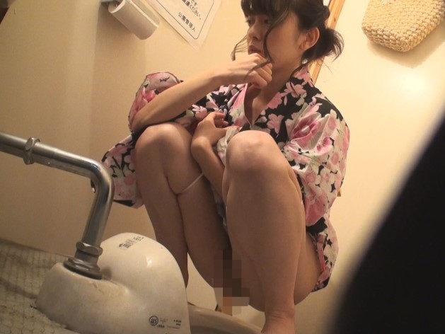 【浴衣素人美女×オナニー隠し撮り】花火が打ちあがる中…まさかの浴衣姿でトイレでオナニー！？