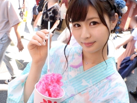 【潮吹き】浴衣姿のキュートな女の子がメス汁まき散らす！パイパンマンコを刺激されあまりの快感に潮吹きしちゃう！