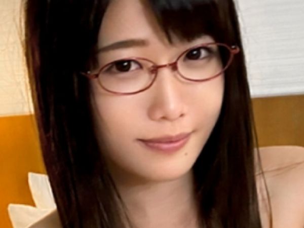見た目は大人しそうなメガネ女子だけど、身体は超絶えっち♡巨根でハメられてひたすらピストンww