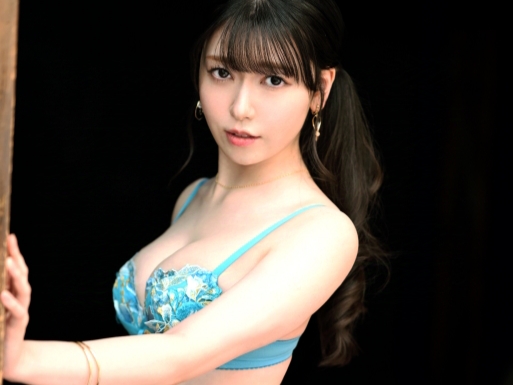 【潮吹き】キレイなお姉さんが腟内かき回されびしゃびしゃメス汁まき散らす！パイパンマンコをチンコで突かれ感じ乱れる！