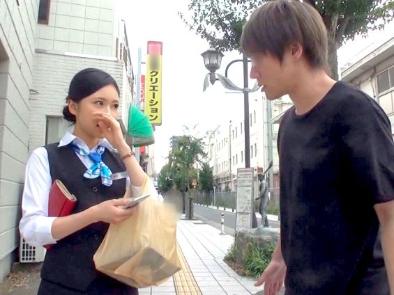 【素人ナンパ】制服姿のスレンダー美人OLをホテルへ連れ込み！恥ずかしそうに抵抗しながらも男優のテクで卑猥汁溢れ…♥