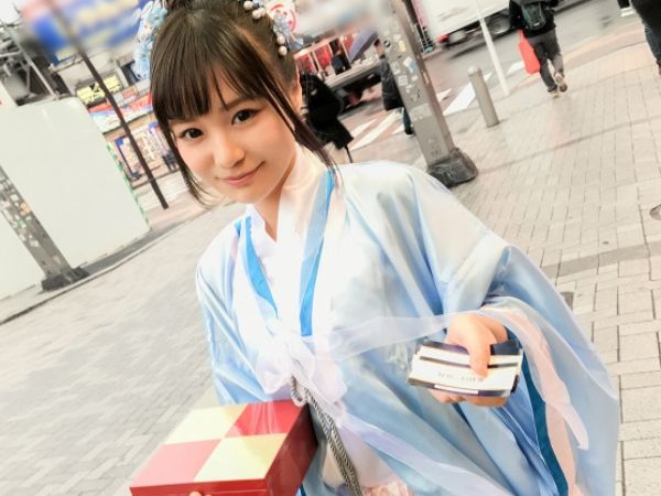 【素人×ナンパ】秋葉原で見つけたコスプレJD！綺麗なパイパンを濡らして生ハメ騎乗位でご奉仕させる！
