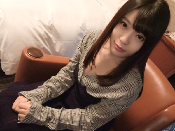 【素人】色白むっちりボディ娘のパイパンが乳首舐められてパンツを湿らせる♥クンニでビクビク痙攣…ッ！