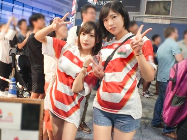 【ハーレム】日本代表ユニホーム姿の可愛らしい美女2人を発見し試合に勝ったのをいいことに声をかけて・・・！！？
