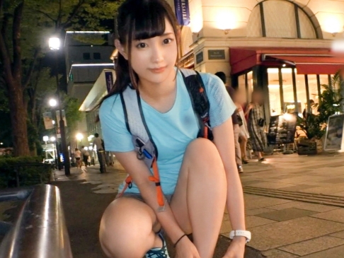 【スポーツ女子の恥じらい潮吹き】 キュートな彼女がエッチな手マンでイキまくり！ 敏感なアソコから大噴射♡