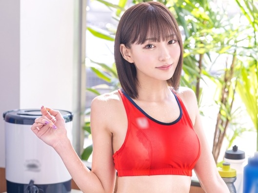 【スレンダー】スポーツウェアのお姉さん♡汗を吹いたお尻を揉まれてエッチな気分になると水着のまま騎乗位で着衣ハメ♡