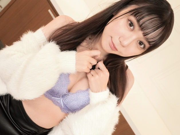 【美少女】スレンダーで可愛い美少女のカラダにそそられる！股を開くとじっとり湿ったパンツがやらしすぎて大興奮！