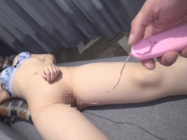 ＜素人＞色白スリム美乳で桃尻のお姉さん♫手マンで大洪水の敏感体質♡パイパンまんこにローターとバイブ放置でイキ乱れ♪