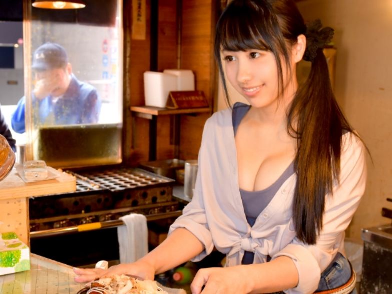 【たこ焼き屋のエロ看板娘】『お客さん、ダメですよ…』閉店後の店内で素人娘が恥じらいながらもチンポに夢中!制服姿でイカされまくる姿がエロすぎる♡