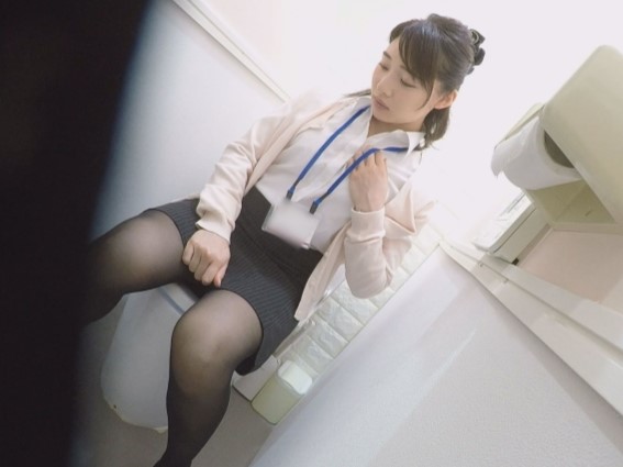 【パンストOLのトイレ隠れオナニー】仕事中の性欲が爆発！キレイなお姉さんが指で激しくイキまくる姿がエロすぎる♥