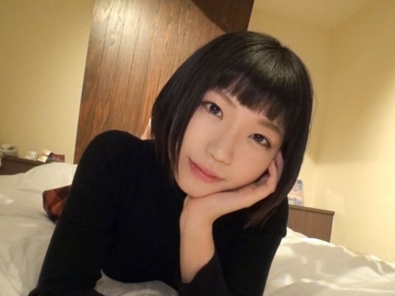 【パッツン前髪の素人娘】ショートカットが似合うかわいい娘が、ベットの上で大胆に！濡れ濡れのおまんこをドアップで激写、喘ぎ声がエロすぎてヤバい！ｗ