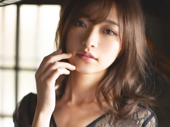 【衝撃デビュー】めちゃカワ美人お姉さんがAV初挑戦！エロい腰つきで絡み合う姿にフル勃起間違いなし！セクシーなカラダを余すことなく披露しちゃう♡