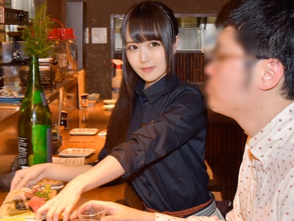 【居酒屋の天使】『もう…お店でなんて…』男性ファンを虜にする看板娘がまさかのガチハメ！小ぶりなおっぱいを揉みしだかれ、恥じらいながらも感じまくる！ちっちゃいカラダをめちゃくちゃに犯され、天使の笑顔がエロ顔に…♡
