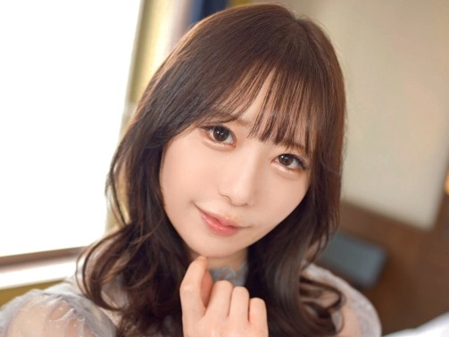 【天使の看護師が淫乱覚醒】誰もが振り返る美少女看護師が、手マンでビチョ濡れに！一度スイッチが入ると騎乗位で腰をグラインドさせ、イキまくる姿がエロかわいい！♡ 制服の下に隠された敏感ボディが最高！