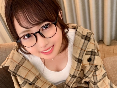 【メガネ女子の淫乱モード】『もっと奥まで…』知的な見た目と裏腹に、ベッドでは超エロい！キレイなボディを激しく揺らし、おマンコをガンガン突かれて感じまくる！濃厚セックスで中出しフィニッシュ！♡