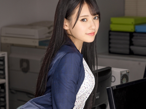 【OLの危険な関係】ロングヘアーの可愛いOLがオッサン上司と禁断のベロチュー!乳首を責めながら手コキでご奉仕♥職場での秘めた情事が熱い!♡