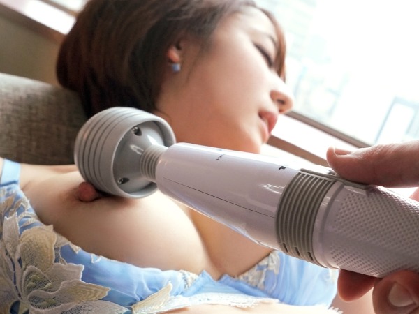 【ジュエリー販売員の淫らな本性】『ダメ…お客様の前で…』清楚なお姉さんが電マで乳首を責められ、立ちバックでおっぱいを揺らしながら絶頂！仕事中の姿からは想像できないエロさに興奮MAX！大きく勃起した乳首がエロすぎる♡