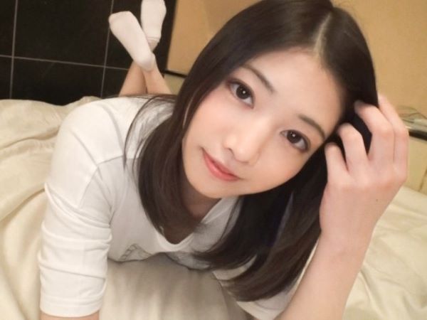 【初撮り】天然美少女、清楚な見た目と裏腹に敏感ボディ！男優の濃厚プレイに喘ぎ声が止まらない…優しい愛撫から激しいピストンで、ウブな彼女が本気で感じちゃう！♡