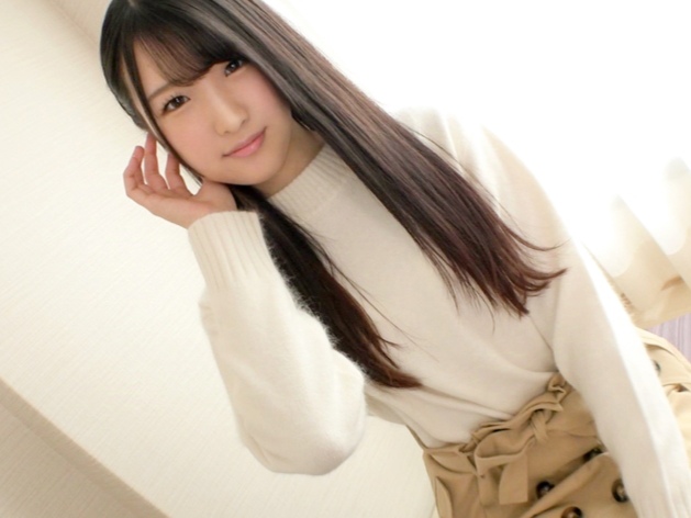 【ちっぱい美少女の腰振り】ロングヘアを揺らしながら、ちっぱい娘が騎乗位で大胆に乱れる！チンコに跨り、キュートな顔で感じまくる姿にフル勃起確定！この娘の腰使いはヤバすぎる！♡