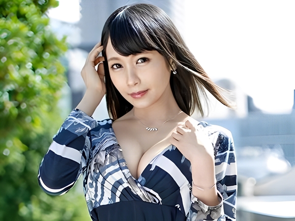 【ちびっ子爆乳美女と禁断の不倫】『ダメ…旦那にバレちゃう…』低身長Hカップの素人奥さんが床でお股全開！チンポを膣奥までズッポリ挿入され、悶絶セックスでイキまくる！♡